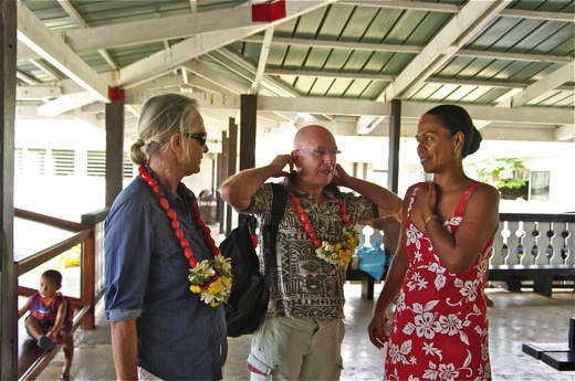 remise des colliers de fleurs et graines, nov 2010