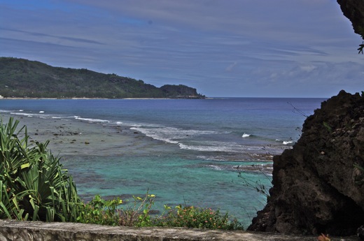 au loin, la pointe Teraipo, dec 2010