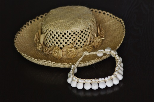 chapeau en pandanus et collier petits penu en corail, nov 2010