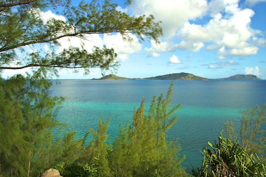 vue sur l'île Aukena et l'île Akamaru (à droite)