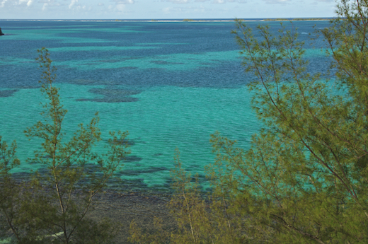 baie Gaeta, au fond, la barrière de corail, plusieurs petits motu