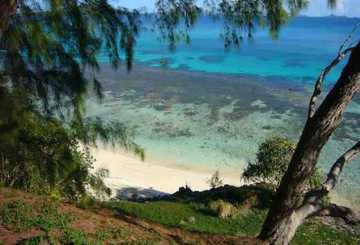 baie Atirikigaro, au fond : vue les îles (de gauche à droite) Aukena, Akamaru, Manui, île Kamaka, île Makaroa, île motu Teiku