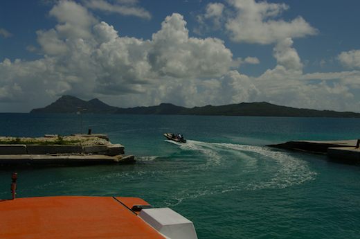 au loin l'île de Mangareva