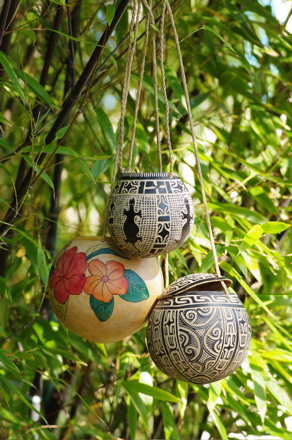 noix de coco avec sculpture et motifs peints