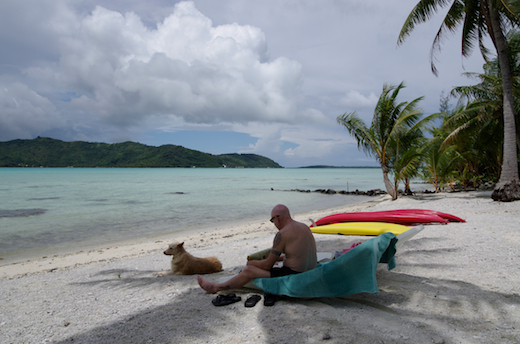 plage de la pension Alice et Raphaël, au loin l'île Bora Bora