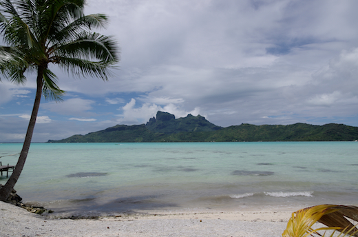 plage de la pension Alice et Raphaël, au loin l'île Bora Bora