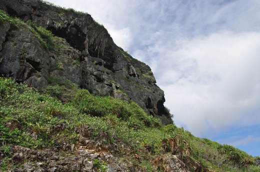 La falaise Tutae rao et sa grotte Taneuapoto.