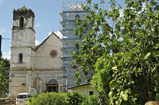 cathédrale St Michel de Rikitea en cours de restauration