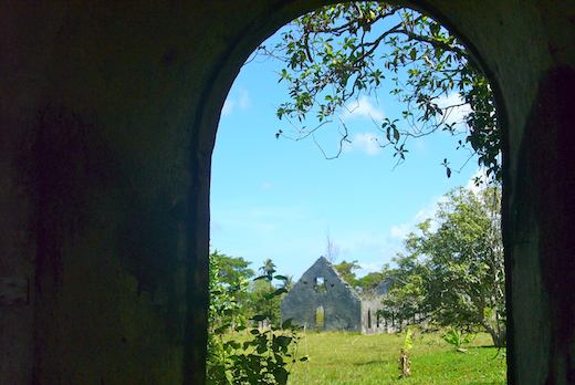 vue sur la maison des religieuse, depuis l'intérieur de la chapelle