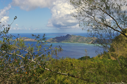 au S/O de Mangareva, île Taravai (à droite) suivi de l'îlot Agakauitai