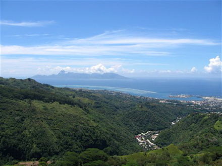 vue sur la vallée et l'île de Moorea