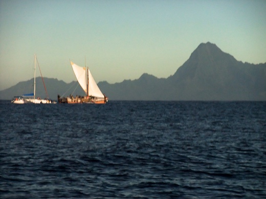 passage de la pirogue devant l'île de Moorea, juil 2010