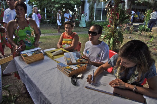 stand de vente et dédicace, juin 2010